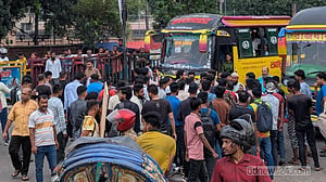 ঢাকার নতুনবাজার অবরোধে ইউআইইউ শিক্ষার্থীরা
