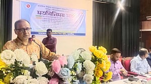 অভিভাবকরা টাকা খরচ করে শিশুদের অন্যখানে কেন পড়ান, প্রশ্ন উপদেষ্টার