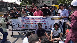 কৃষি বিভাগ থেকে 'আওয়ামী দোসরদের' অপসারণ দাবি, সড়ক অবরোধে যানজট