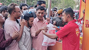 পথচারীদের ইফতার করাচ্ছে ‘অল টাইম'