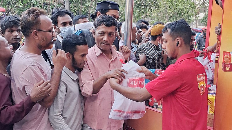 পথচারীদের ইফতার করাচ্ছে ‘অল টাইম'