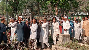 ক্যাম্পাসে নেওয়া হয়নি আরেফিন সিদ্দিককে, আজিমপুরে দাফন
