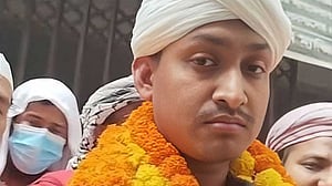 পোশাক নিয়ে ঢাবি ছাত্রীকে হেনস্তা: জামিনে মুক্ত যুবককে ফুল দিয়ে বরণ