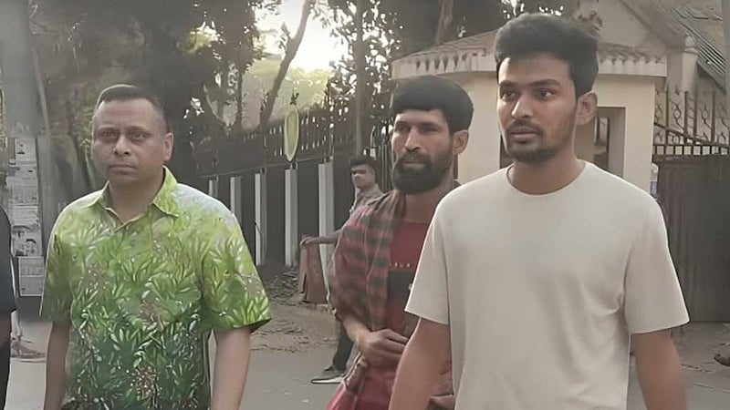 পল্টনে আটক সেই ব্যক্তিকে ছাড়ালেন উপদেষ্টা আসিফ মাহমুদ