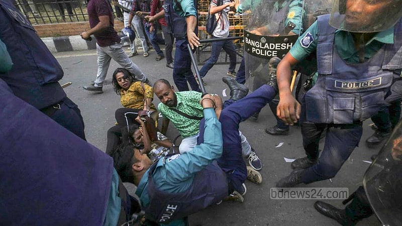 ধর্ষণবিরোধী পদযাত্রায় বাধা: নখের আঁচড়ে আহত হওয়ার কথা বলল পুলিশ