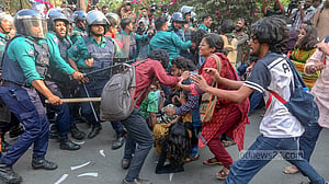 পুলিশের বাধায় ছত্রভঙ্গ গণপদযাত্রা