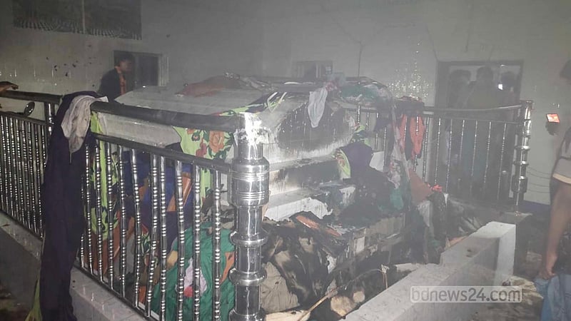 বরগুনায় গভীর রাতে মাজার ভেঙে আগুন দিল ‘তৌহিদী জনতা’