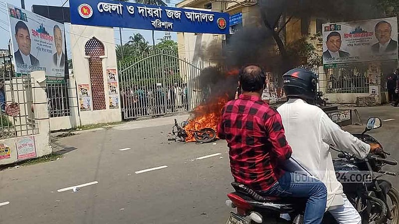 বরিশালে ২ সাংবাদিকের ওপর ছাত্রদলের ‘হামলা’, বাইকে অগ্নিসংযোগ