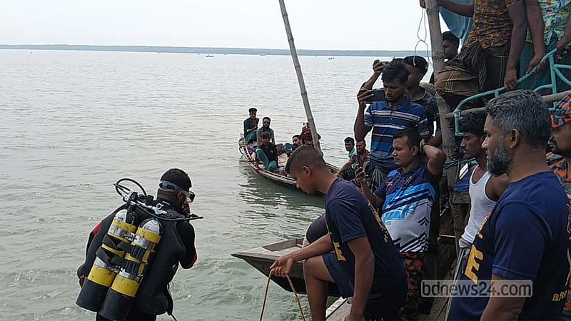ভোলায় বাল্কহেডের ধাক্কায় নৌকা ডুবির ২৪ ঘণ্টায়ও মেলেনি জেলের খোঁজ