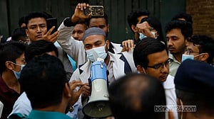 পরীক্ষা আগানোর দাবিতে বিএমডিসি অবরোধে মেডিকেল শিক্ষার্থীরা