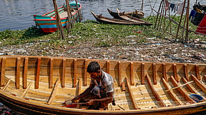 নদীর তীরে নৌকা মেরামত