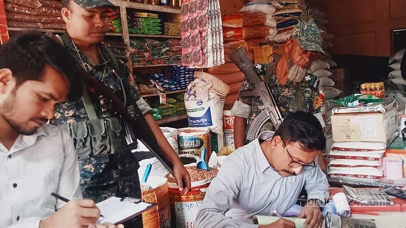 ব্রাহ্মণবাড়িয়ায় বেশি দামে তেল বিক্রি, ৩ প্রতিষ্ঠানকে জরিমানা