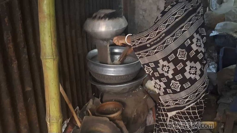 ‘মট মট’ শব্দে এখনও হাতে মুড়ি ভাজেন অর্চণা দাস