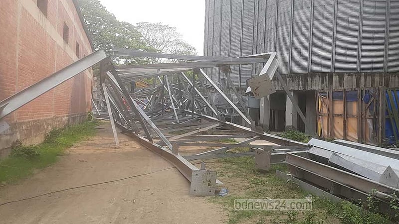 আশুগঞ্জে ধসে পড়েছে নির্মাণাধীন খাদ্যগুদামের ৩ ‘টাওয়ার’