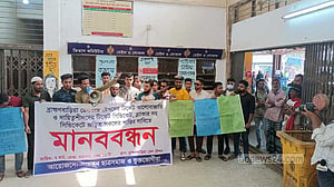 টিকেট কালোবাজারির বিরুদ্ধে মানববন্ধন শেষে ফেরার পথে হামলা, আহত ৪