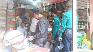 বেশি দামে তেল বিক্রি, দোকানিকে জরিমানা