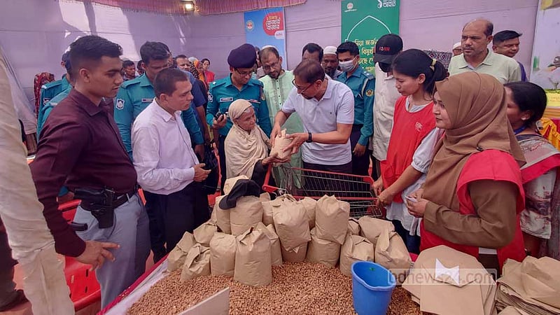 বিদ্যানন্দের উদ্যোগ, হাজার টাকার পণ্য ১ টাকায় পেল ৫০০ পরিবার