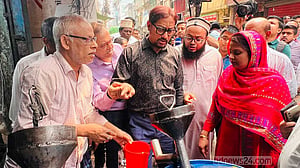 খাতুনগঞ্জে ‘নেই’ সয়াবিন, যৌথ অভিযানে মেয়র ও ডিসির হুঁশিয়ারি
