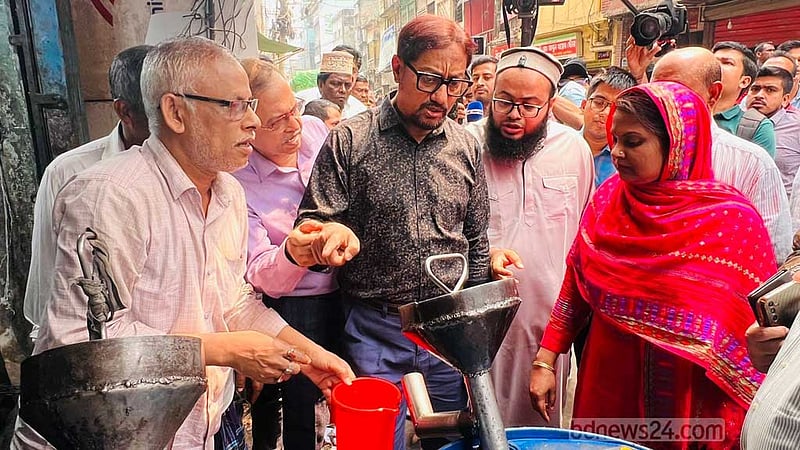 খাতুনগঞ্জে ‘নেই’ সয়াবিন, যৌথ অভিযানে মেয়র ও ডিসির হুঁশিয়ারি