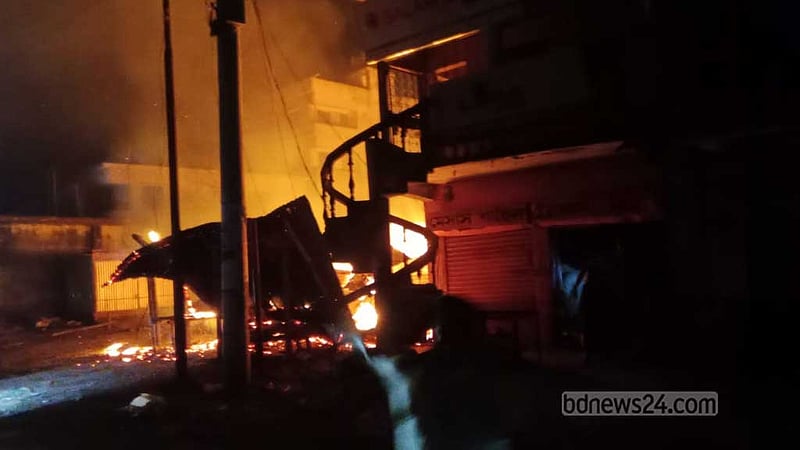 চুয়াডাঙ্গার বদরগঞ্জ বাজারে অগ্নিকাণ্ডে দোকান-কারখানা ভস্মীভূত