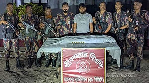 চুয়াডাঙ্গা থেকে ৬ স্বর্ণের বারসহ যুবক আটক