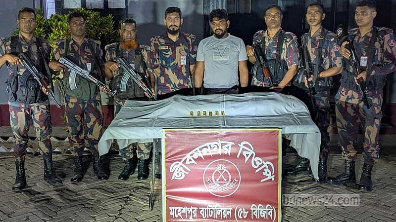 চুয়াডাঙ্গা থেকে ৬ স্বর্ণের বারসহ যুবক আটক