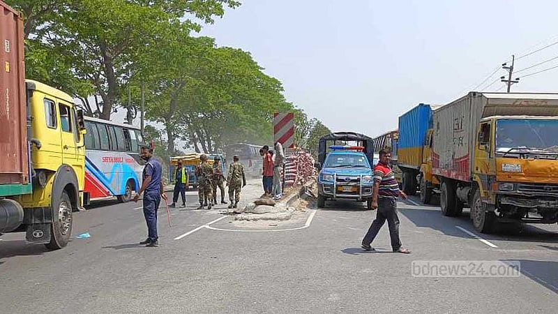 ঢাকা-চট্টগ্রাম মহাসড়কের কুমিল্লায় ধীরগতি থাকলেও স্বস্তি যাত্রীদের