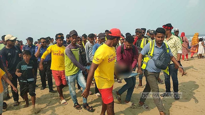 কক্সবাজারের সৈকতে হঠাৎ ঢলে পড়ে পর্যটকের মৃত্যু