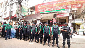 সিপিবি কার্যালয়ের সামনে সতর্ক পুলিশ
