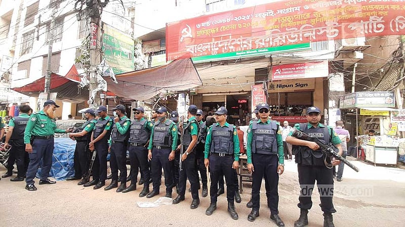 সিপিবি কার্যালয়ের সামনে সতর্ক পুলিশ