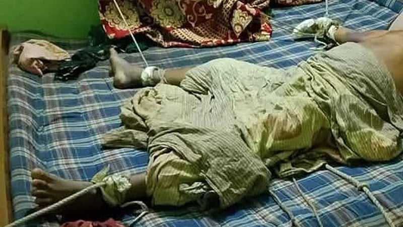 বাবাকে বিছানায় বেঁধে রেখে ‘নির্যাতন’, ২ ছেলে গ্রেপ্তার