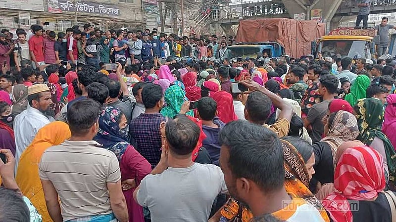 বকেয়া বেতনের দাবিতে চট্টগ্রামে পোশাক শ্রমিকদের সড়ক অবরোধ