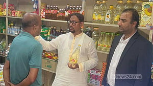 অভিযানের হুঁশিয়ারির পর চট্টগ্রামে দেখা মিলছে বোতলজাত সয়াবিন তেলের