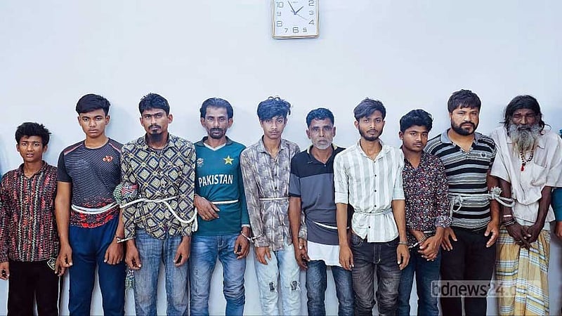 পুলিশকে মারধর ও ছিনতাইয়ের ঘটনায় গ্রেপ্তার আরও ১০