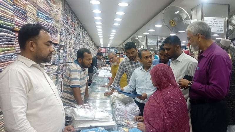 দেশি পোশাক বিদেশি বলে বিক্রি, শপিং মলকে লাখ টাকা জরিমানা