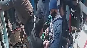 রাতের ঢাকা-চট্টগ্রাম মহাসড়কে ডাকাত আতঙ্ক, নিশানায় ‘প্রবাসীরা’