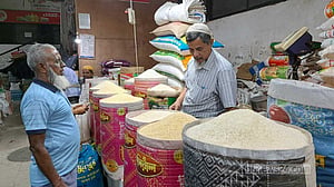 চালের দাম চড়েই আছে; অভিযোগ ফুরোয়নি সয়াবিন নিয়ে