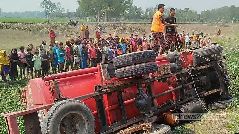 দিনাজপুরে তেলবাহী লরি খাদে পড়ে প্রাণ গেল ২ জনের