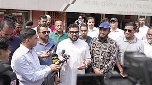 ফুটপাত দখলকারী ব্যবসায়ীদের লাইসেন্স বাতিলের হুঁশিয়ারি