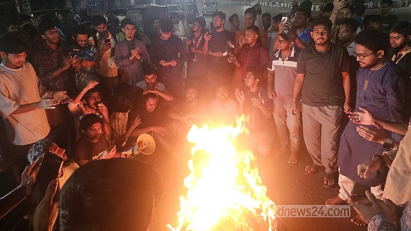 আওয়ামী লীগ নিষিদ্ধের দাবিতে ঢাবিতে মধ্যরাতে বিক্ষোভ