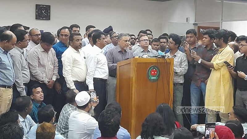 এনআইডি সেবা ইসির অধীনে রাখার দাবিতে কর্মীদের অবস্থান