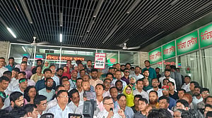 ইসি কর্মীদের অবস্থান কর্মসূচি পালন