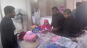 মানুষ আসছে, জমে উঠছে ঈদ আনন্দ মেলা