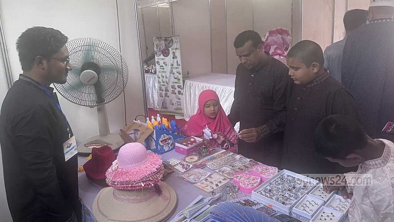 মানুষ আসছে, জমে উঠছে ঈদ আনন্দ মেলা