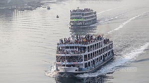 সদরঘাটে ঘরমুখো মানুষের ভিড়