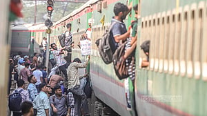 ঈদযাত্রা: সবচেয়ে বেশি পোশাক কারখানায় ছুটি শুরু মঙ্গলবার