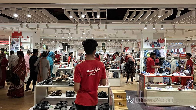 ঈদ বাজার: বেড়েছে ক্রেতা সমাগম, ‘অপেক্ষায়’ বিক্রেতারা