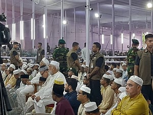 ঈদগাহে মানুষের ঢল, জামাতে প্রধান উপদেষ্টা