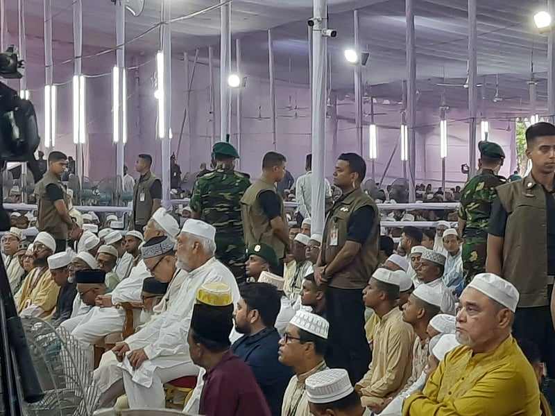 ঈদগাহে মানুষের ঢল, জামাতে প্রধান উপদেষ্টা