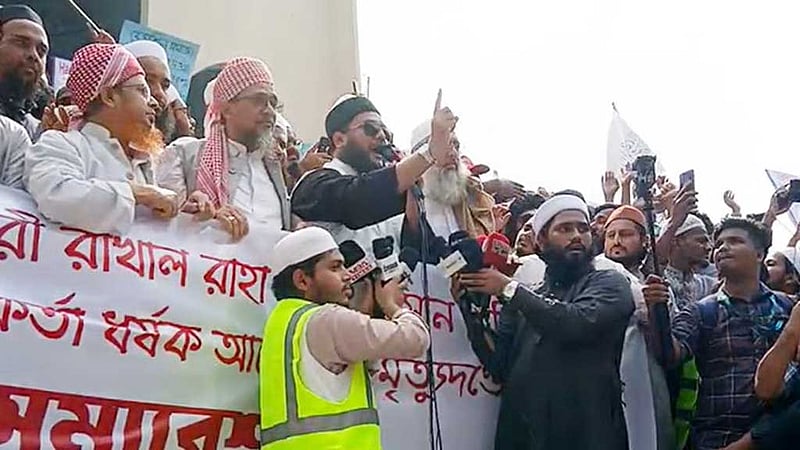 হত্যার ‘প্ররোচনা’ দেওয়ায় এনায়েতুল্লাহ‘র গ্রেপ্তার দাবি